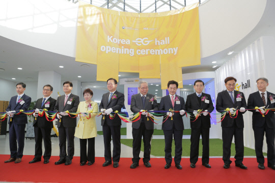 18일 세종시 정부세종컨벤션센터에서 열린 전자정부 전시체험관 오픈행사에서 김부겸 행정안전부 장관(왼쪽 다섯번째), 안문석 전자정부추진위원장(여섯번째), 문용식 한국정보화진흥원장(두번째), 김숙희 솔리데오시스템즈 대표(네번째) 등이 테이프 커팅을 하고 있다.     행안부 제공